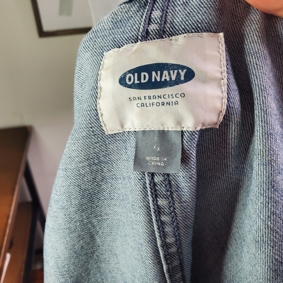 Old Navy Jean Jacket, Distressed with Pocket Blocking Size Large - Picture 10 of 11